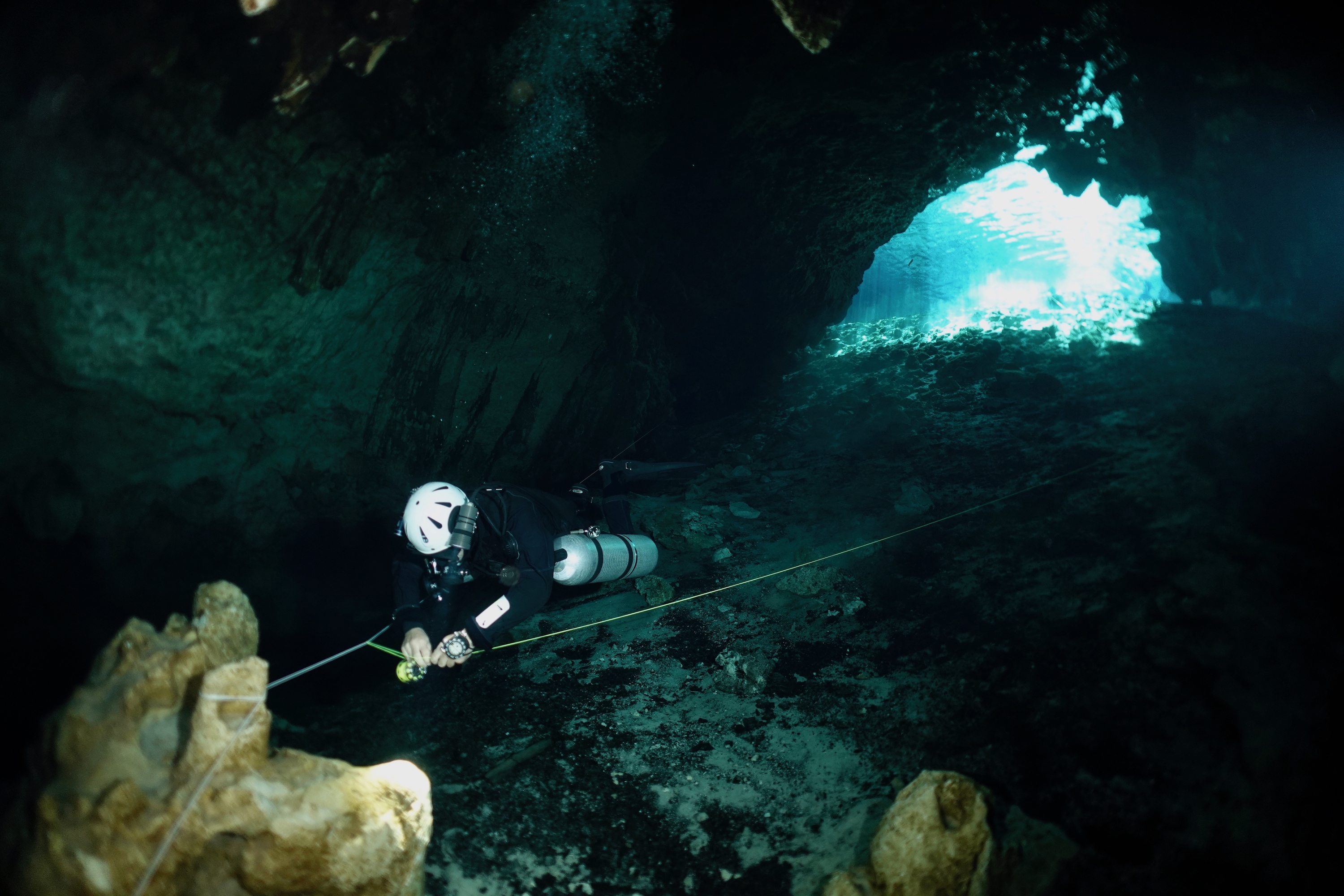 Dive guide tying up the spool Cenote Zacil-Ha