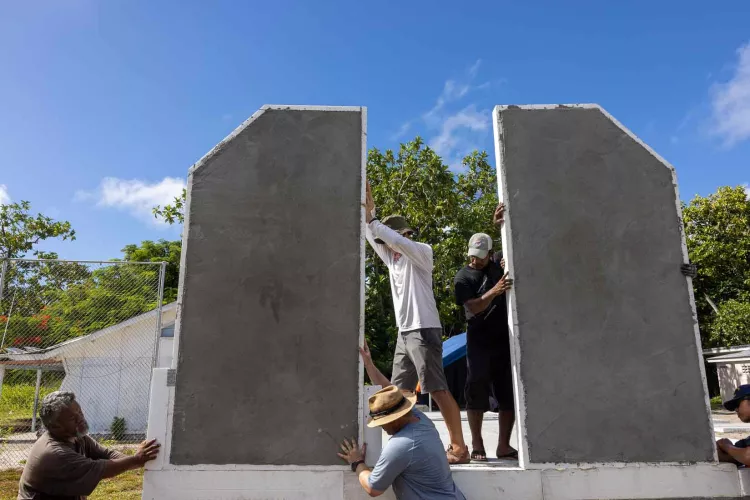 Erecting the walls of the station, Ebadon. Photo by Lorenzo Moscia.